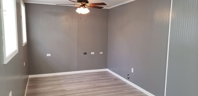 Building Photo - 3 bed, 2 bath 1 car garage