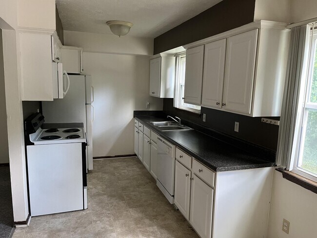 Building Photo - 438 Spartan Ave
