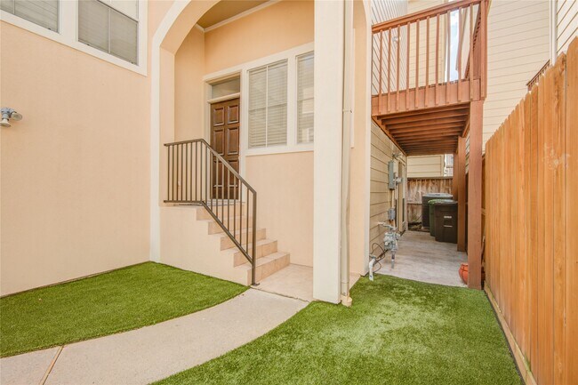 Building Photo - 5417 Lillian St