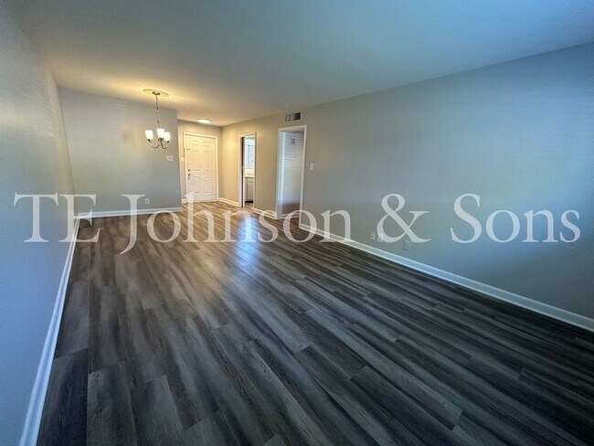 Building Photo - 1 Bedroom Minutes from The School of the Arts!