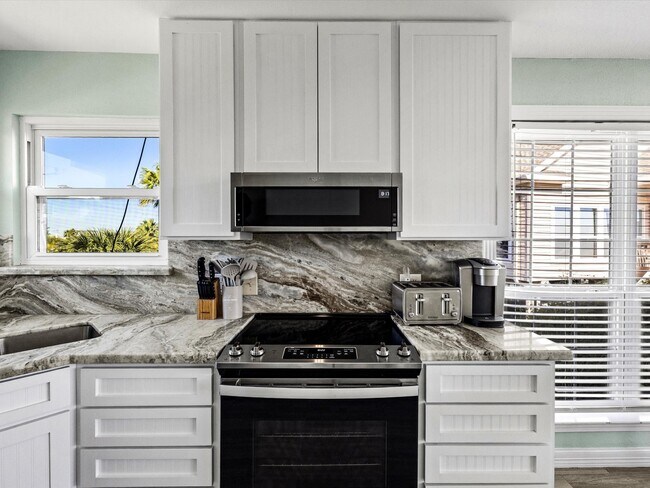 Building Photo - 334 Paradise Dr