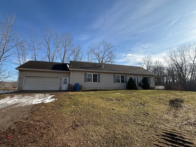 Building Photo - Spacious 3-Bedroom Home with Sunroom and Attached 2-Car Garage in Manchester, MI