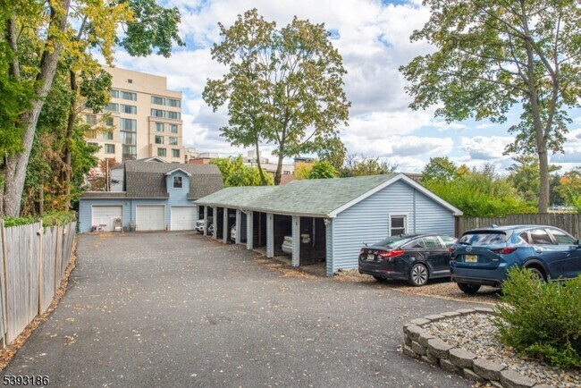 Building Photo - 19 St Lukes Pl