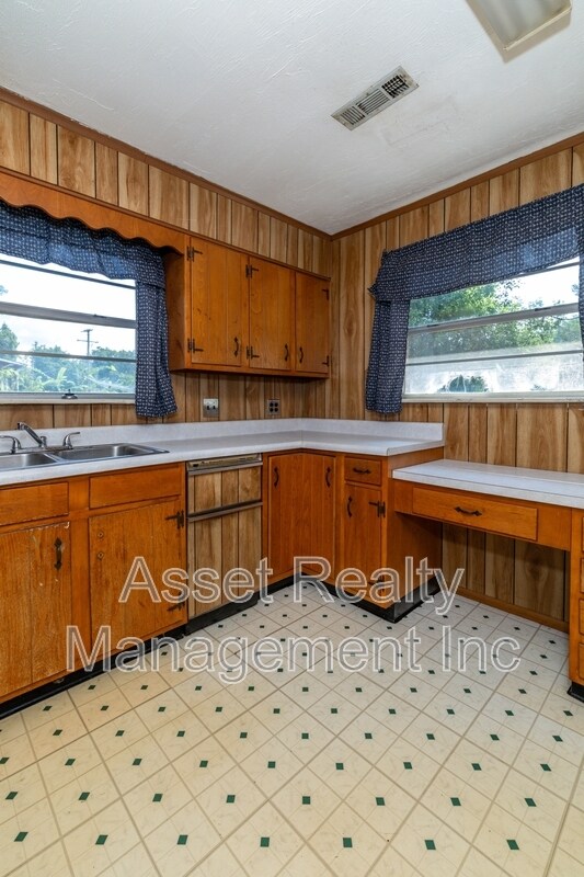Building Photo - 102 Eastwood Dr