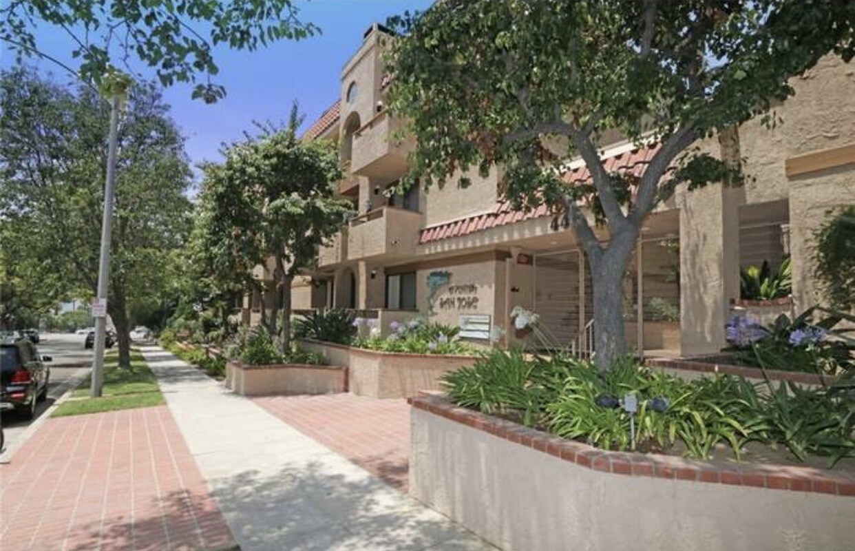 Building Photo - 441 E San Jose Ave