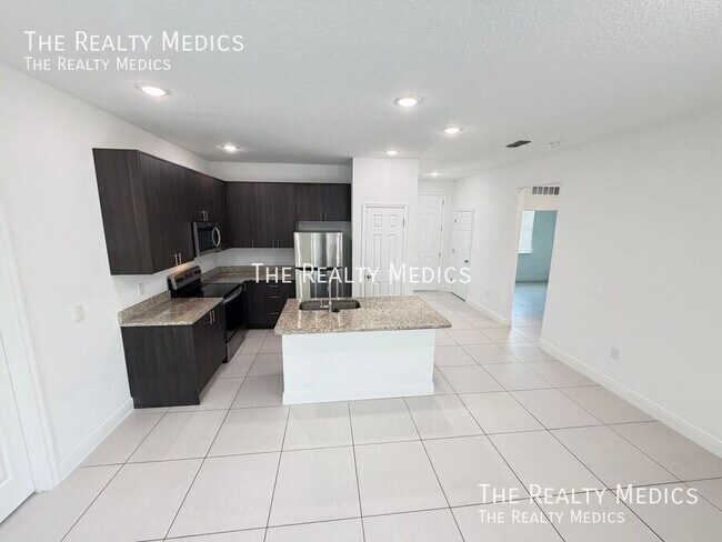 Building Photo - 2481 San Filippo Dr SE