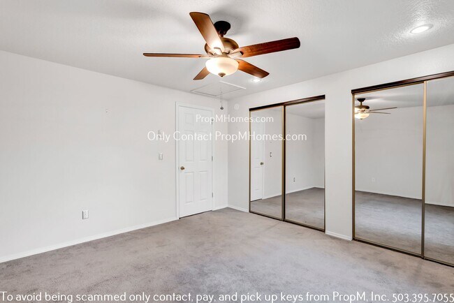 Building Photo - Charming Two Bedroom Condo with Close Access to I-5!