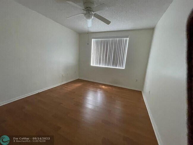 Building Photo - 8010 N Nob Hill Rd