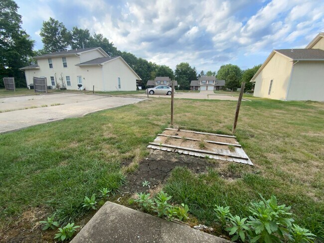 Building Photo - 3 Bedroom 2 Bathroom Duplex