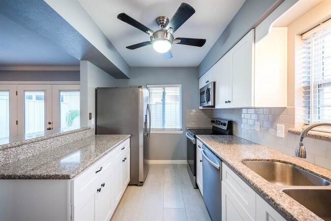 Building Photo - 402 Bendwood Dr