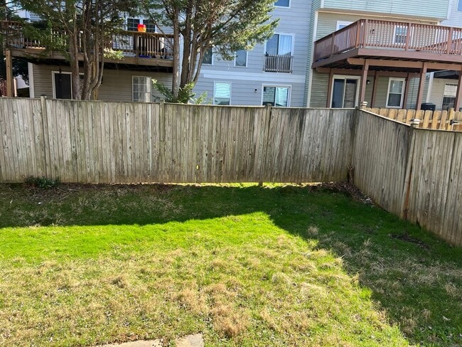 Building Photo - Renovated End-Unit Townhome