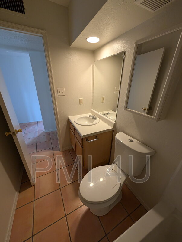 Building Photo - 118 S Main St