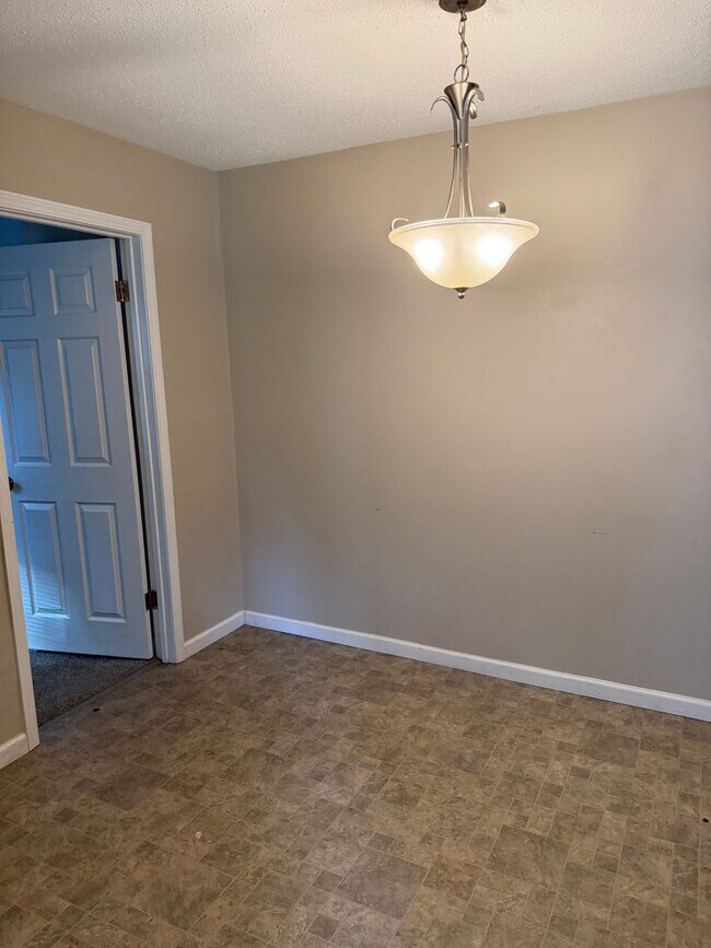 Building Photo - Move in Ready!