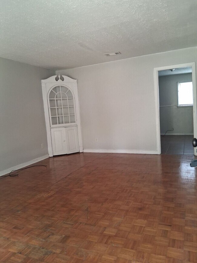 Building Photo - 1215 Garden Park Dr