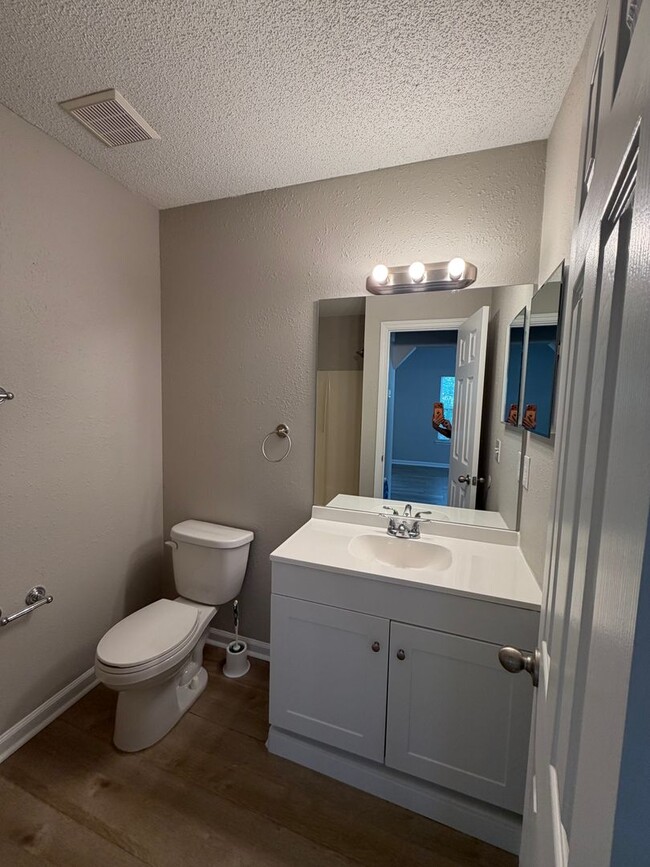 Building Photo - Gorgeous 2/2 newly renovated townhome available now!