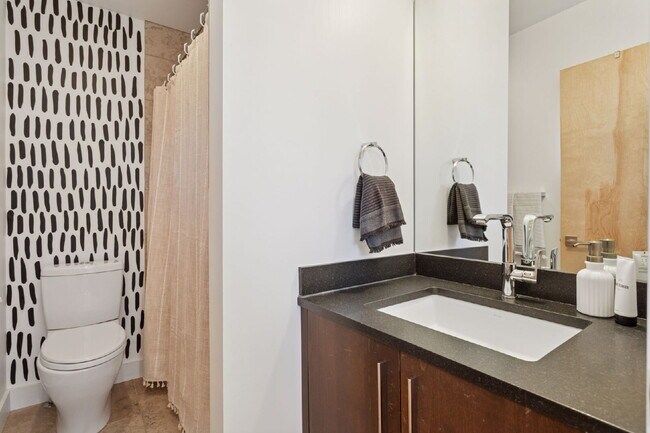 Building Photo - Spacious 5-Bed / 4-Bath home in LoHi for rent