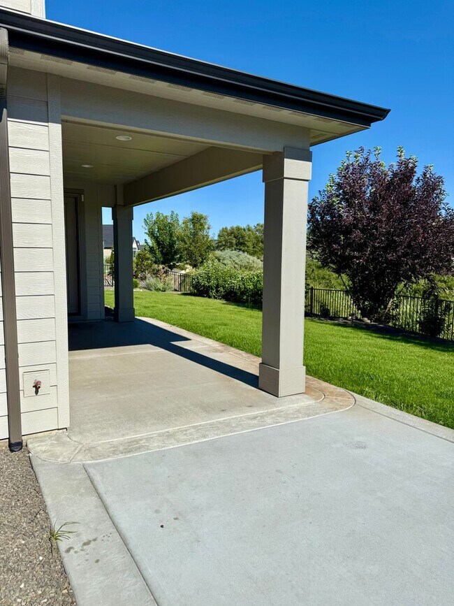 Building Photo - Welcome to this stunning 5-bedroom, 3.5-ba...