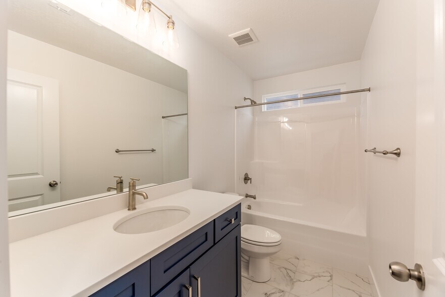 Building Photo - 13694 S Devers Dr