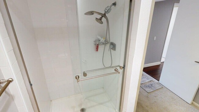 Building Photo - Stunning Bayfront 2/2.5 Condo in Montego Court