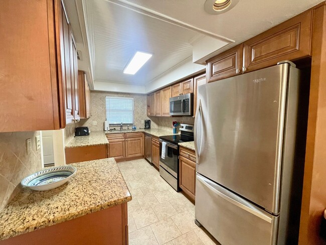 Building Photo - Furnished 2 Bed, 2 Bath Condo – Available ...