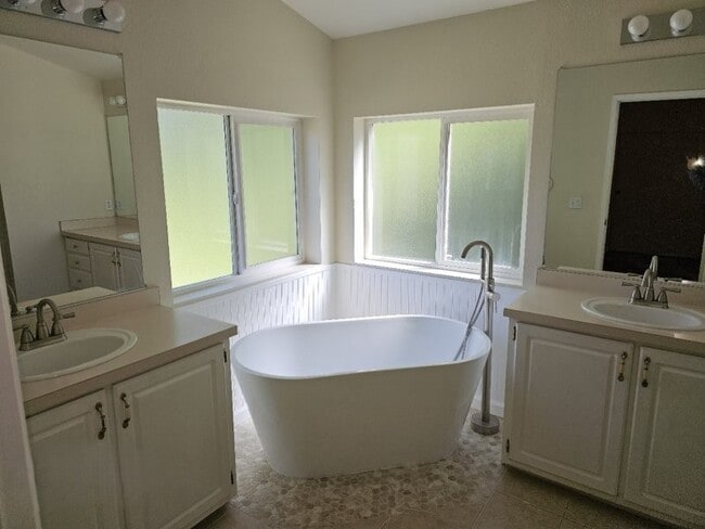 Building Photo - 10513 Katy Ln