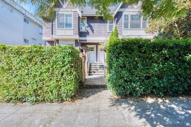 Building Photo - Capitol Hill Townhouse