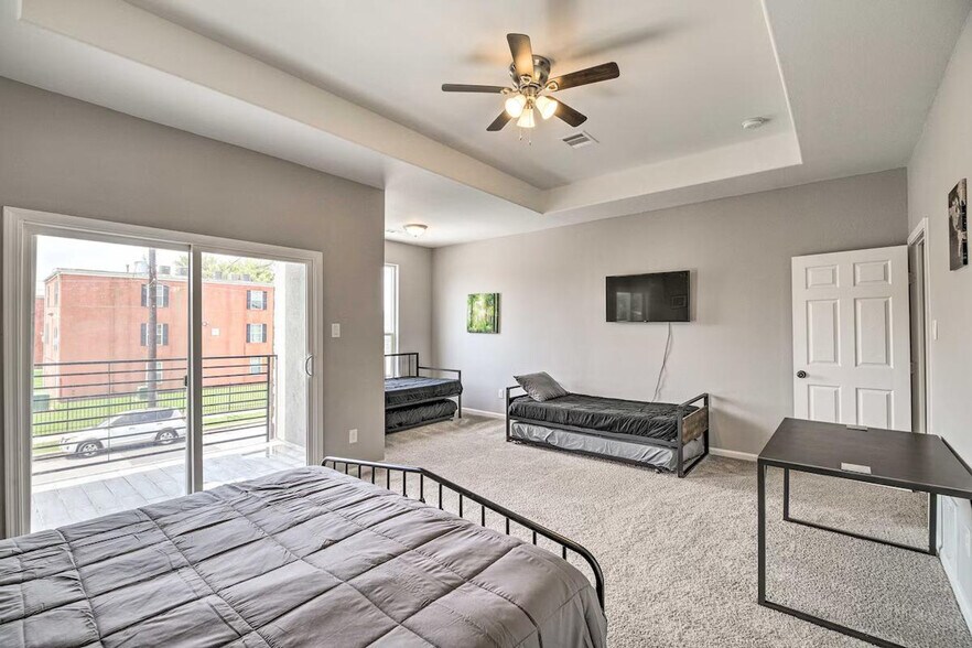 Building Photo - 4835 Sunflower St