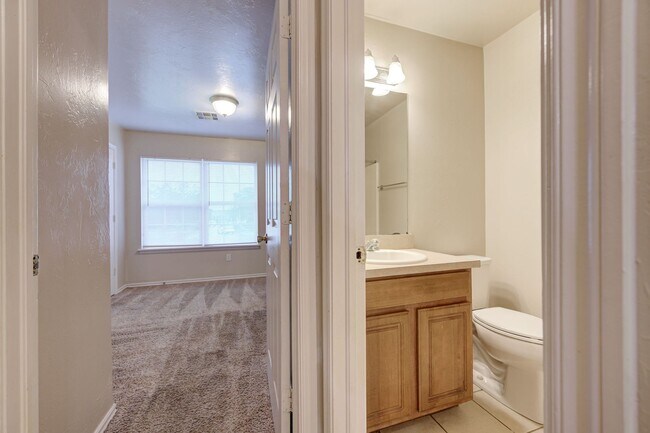 Building Photo - Gorgeous 3 bed 2 bath in Norman!