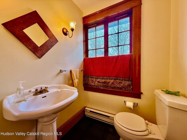 Building Photo - 421 Albany Ave