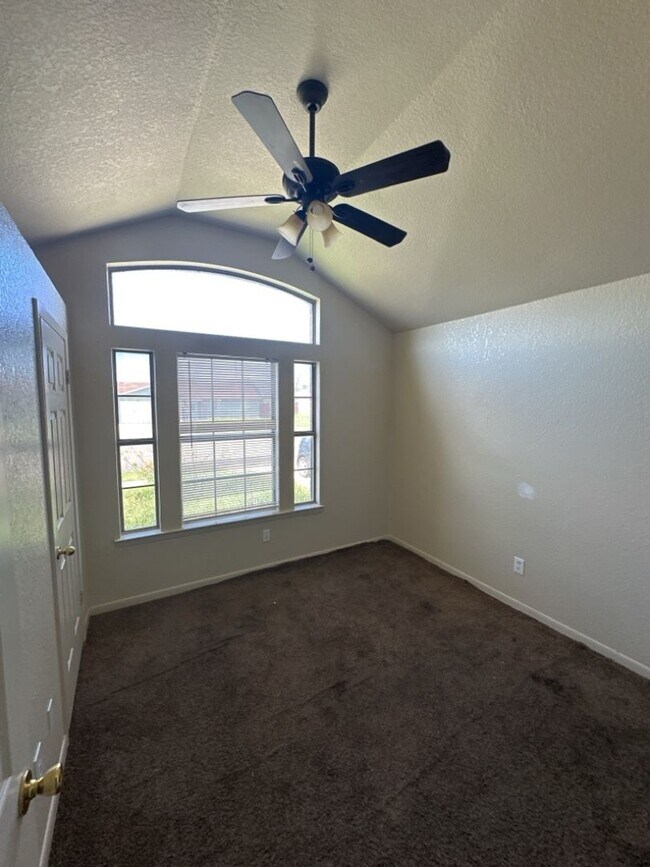 Building Photo - AVAILABLE NOW!