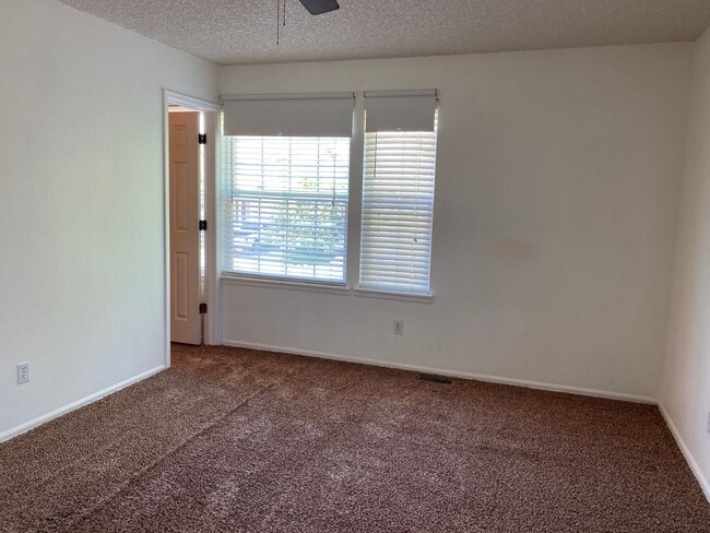 Building Photo - Wonderfully updated and maintained 3 bedro...