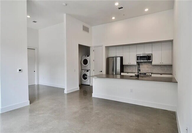 Building Photo - "Chic 2-Bed Gem in Vibrant East Austin Locale – Welcome Home!"
