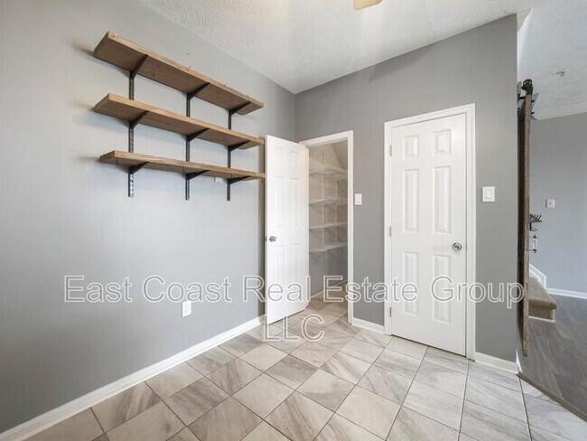 Building Photo - 4910 Edgeware Ter