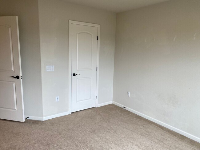 Building Photo - Large garage with attached spacious 2 bedroom townhome