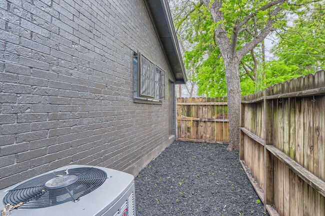 Building Photo - 3005 Edgedale Dr