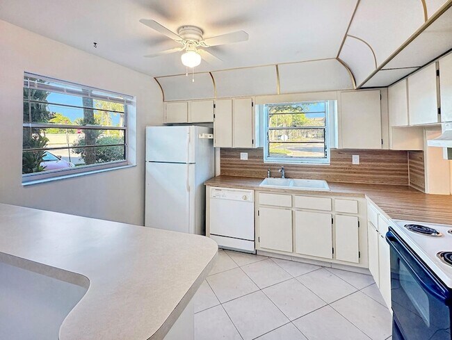 Building Photo - 6090 N Sabal Palm Blvd