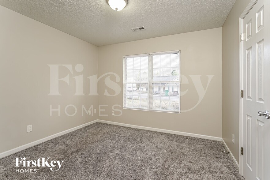 Building Photo - 940 Londonderry Dr
