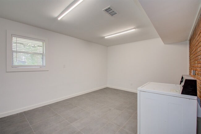 Building Photo - 8939 Rockhurst Dr