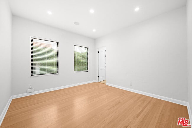 Building Photo - 260 S La Peer Dr