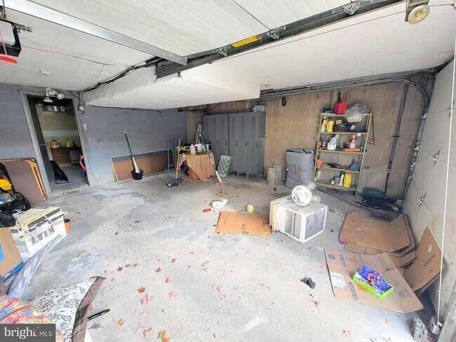 Building Photo - 628 W Providence Rd