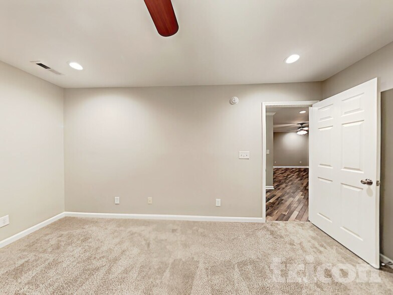 Building Photo - 254 Riverrun Dr