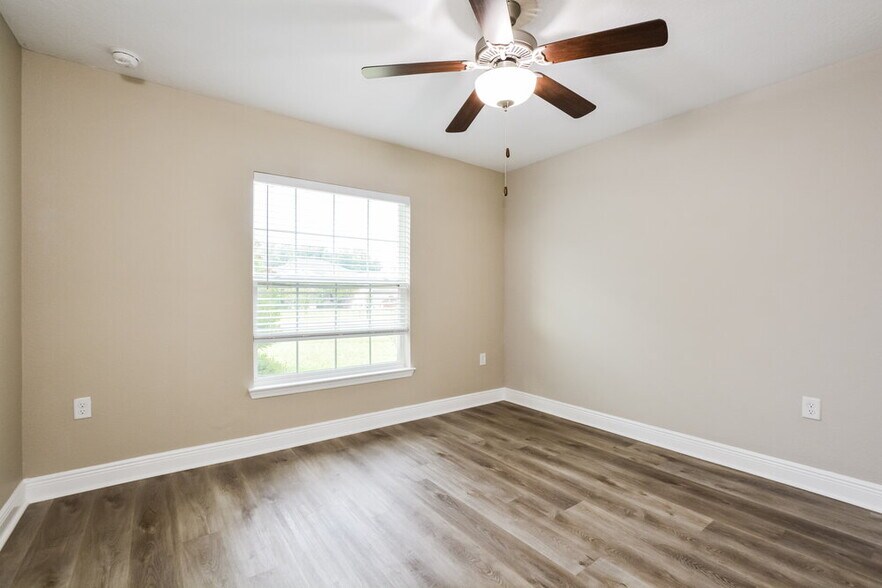 Building Photo - 7636 Sloewood Dr