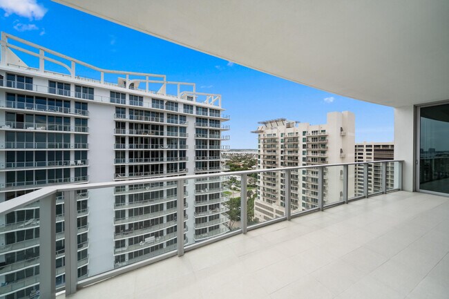 Building Photo - 3100 N Ocean Dr
