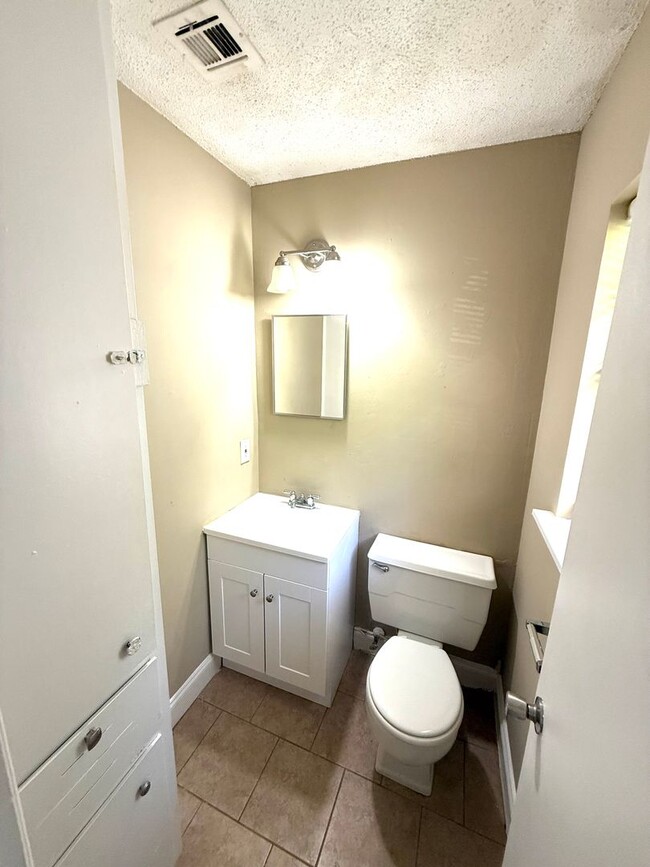 Building Photo - ** 3 bed 1.5 bath located across from Frazer Church ** Call 334-366-9198 to schedule a self tour