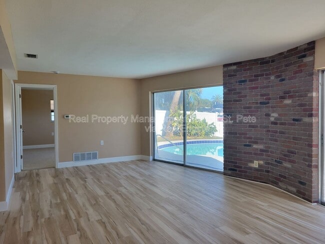 Building Photo - 1985 Cove Dr