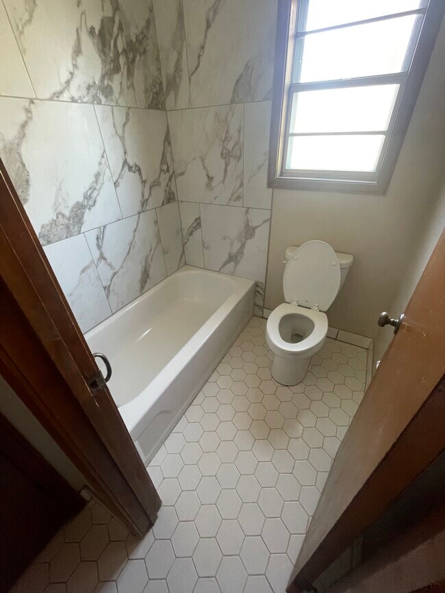 Building Photo - 5024 Clear Creek Dr