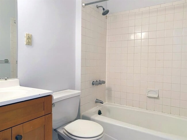 Building Photo - 711 Willow Ave