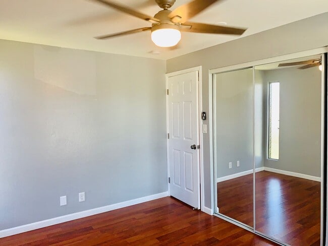 Building Photo - Spacious upstairs unit. Large Living area. Parking Available