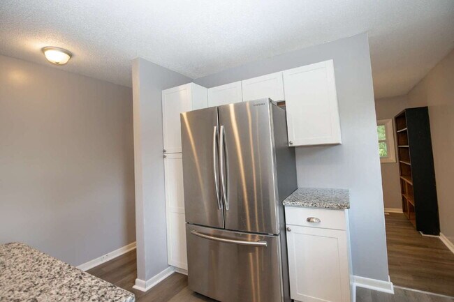Building Photo - "Charming 3-Bedroom Retreat with Granite Touches and Cozy Fireplace on Winchester Rd!"