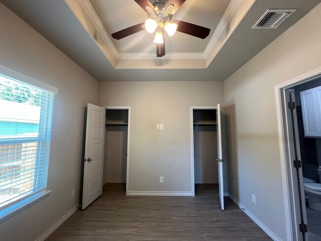 Building Photo - Elegant Home in Seguin!